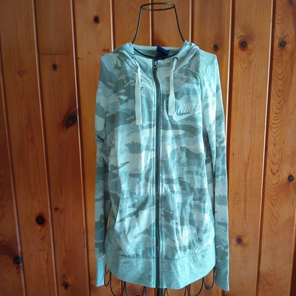 Nike Camo zip up hoodie size medium white Camo classic Nike sweatshirt workout‌